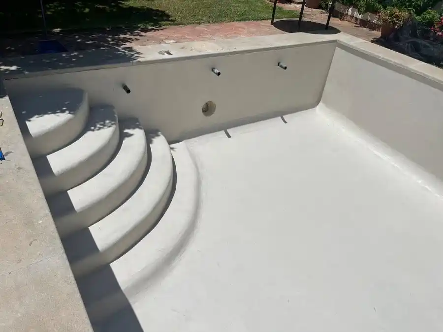 Mantenimiento microcemento piscina en Ibiza